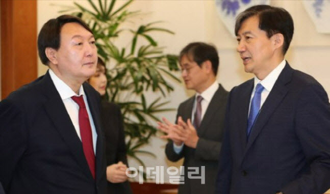 윤석열 전 검찰총장(왼쪽)과 조국 법무부 전 장관 (출처=청와대사진기자단)