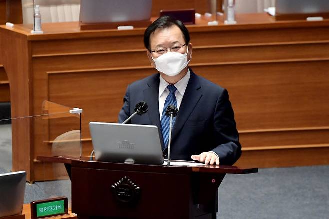 김부겸 국무총리가 15일 오후 국회 본회의에서 열린 경제 분야 대정부 질문에서 국민의힘 홍문표 의원의 질의에 답하고 있다. (사진=연합뉴스)