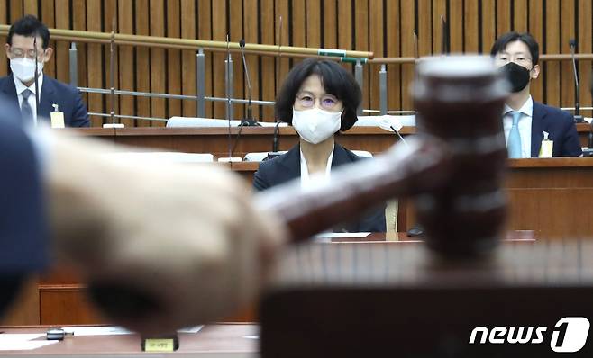 오경미(53·사법연수원 25기) 대법관 후보자가 15일 국회에서 열린 인사청문회에서 홍익표 위원장의 개회 선언을 바라보고 있다. 2021.9.15/뉴스1 © News1 오대일 기자