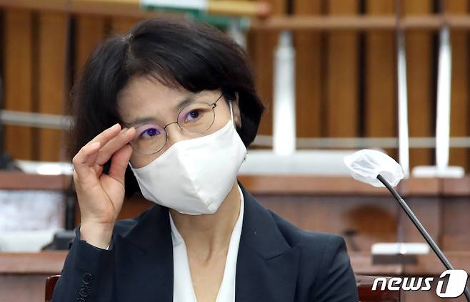 오경미(53·사법연수원 25기) 대법관 후보자가 15일 국회에서 열린 인사청문회에서 안경을 고쳐쓰고 있다. 2021.9.15/뉴스1 © News1 오대일 기자
