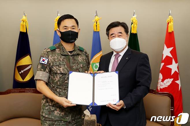 위문금 전달 사진(대우건설 제공) © 뉴스1