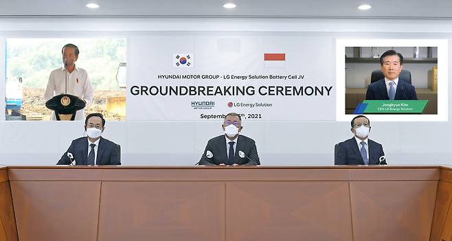 인도네시아에서 진행된 배터리셀 합작공장 기공식 행사 중 인도네시아 조코 위도도 대통령(왼쪽 상단 화면)이 축하 인사말을 하고 있다. 현대차그룹 정의선 회장(앞줄 가운데), 현대차그룹 김걸 사장(앞줄 왼쪽), 현대모비스 조성환 사장(앞줄 오른쪽)이 현대차그룹 양재동 사옥 회의실에서 온라인 화상 연결을 통해 참석했다. LG에너지솔루션 김종현 사장(오른쪽 상단 화면)도 화상 연결을 통해 참석했다. © 뉴스1