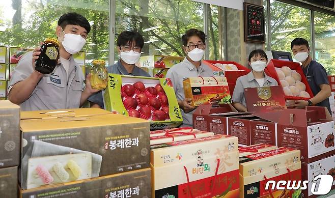 (대전=뉴스1) 심영석 기자 = 한국타이어가 15~18일 충남 금산군 제원면 금산공장에서 금산로컬푸드와 함께 ‘추석맞이 지역 농∙특산물 직거래장터’를 운영한다.© 뉴스1