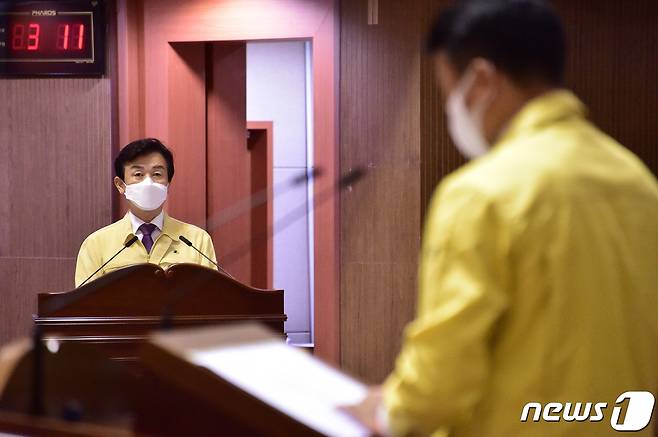 진주시의회 시정 질문에 답변하는 조규일 시장. © 뉴스1