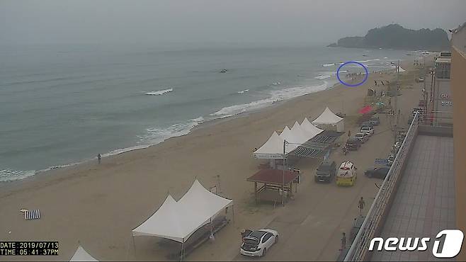 지난 2019년 7월 13일 사고 당시 삼척 덕산해수욕장 일대 CCTV.(유승만씨 제공) 2021.9.14/뉴스1