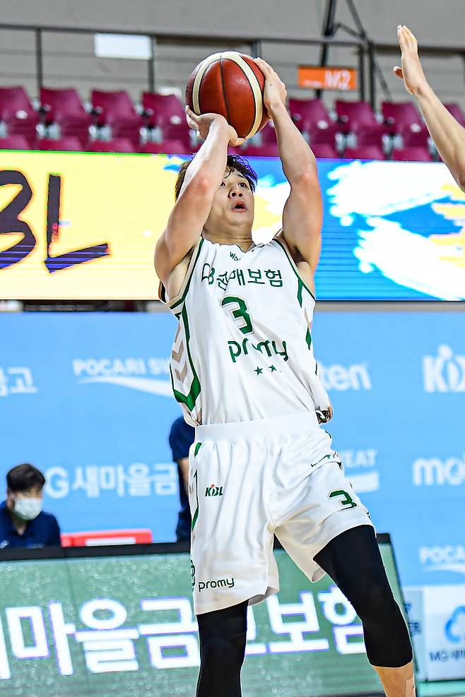 원주 DB 허웅이 15일 한국가스공사와의 경기에서 슛을 시도하고 있다.(KBL 제공)© 뉴스1