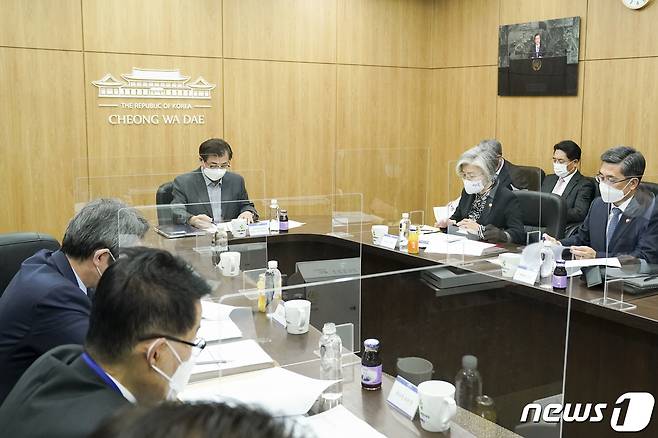 서훈 국가안보실장이 5일 국가위기관리센터 소회의실에서 열린 국가안전보장회의(NSC) 상임위원회 회의를 주재하고 있다. (청와대 제공) 2020.11.05/뉴스1 © News1 유승관 기자