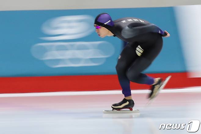 15일 서울 노원구 태릉국제스케이트장에서 열린 SK텔레콤배 제56회 전국남녀 종목별 스피드스케이팅 선수권대회 남자 5000m 결승에서 이승훈(서울일반)이 역주하고 있다. 이승훈은 6분40초84의 기록으로 2위를 차지했다. 2021.9.15/뉴스1 © News1 안은나 기자