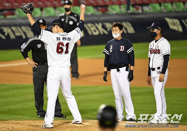 2021 KBO리그 두산 베어스와 KT 위즈의 경기가 15일 잠실구장에서 열렸다. 6회초 무사 1루 KT 배정대의 도루 때 두산 포수 최용제가 2루를 향해 송구를 했다. 그 과정에서 송구에 목을 맞은 선발 최원준이 몸 상태를 체크하고 있다. 잠실=박재만 기자 pjm@sportschosun.com/2021.09.15/