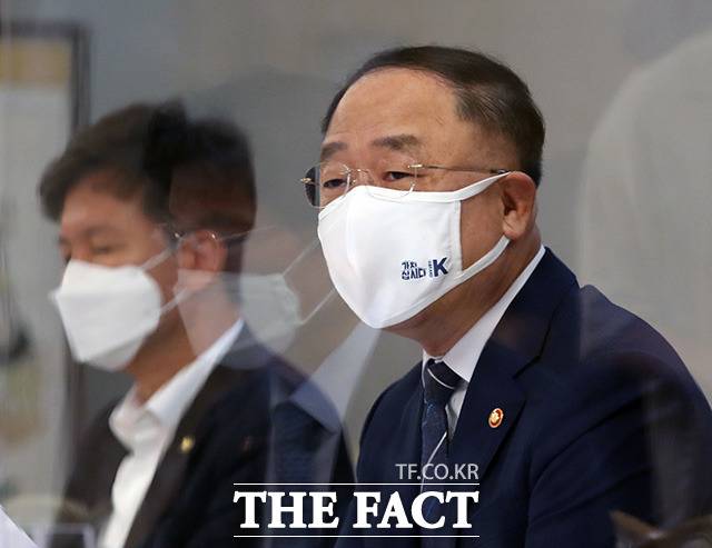 홍남기 경제부총리 겸 기획재정부 장관은 15일 분양가상한제의 불합리한 부분을 개편하고 행정절차를 간소화하겠다고 밝혔다. /더팩트 DB