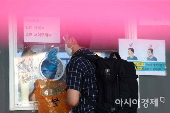 수도권을 중심으로 코로나19 확산세가 거세지고 있는 15일 서울역 광장에 마련된 임시 선별검사소가 시민들로 북적이고 있다. /문호남 기자 munonam@