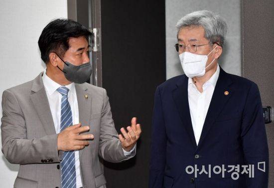 고승범 금융위원장이 15일 국회에서 열린  중소기업·소상공인 금융지원 당정협의에 참석, 김병욱 의원과 이야기를 나누고 있다./윤동주 기자 doso7@