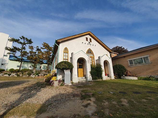 남녀 신자의 출입문을 구분한 군위성결교회 문화재 예배당. /조선일보DB