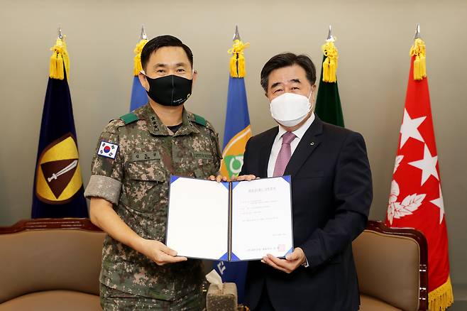 지난 14일 수도방위사령부 본청에서 진행된 위문금 전달식에서 김형 대우건설 대표이사(오른쪽)와 김도균 수도방위사령관이 기념촬영을 하고 있다./대우건설