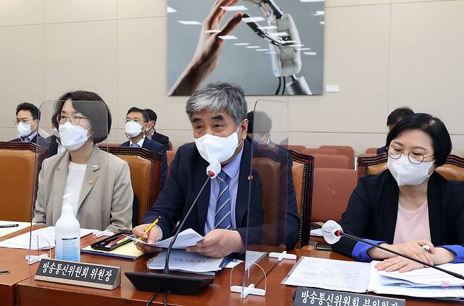 한상혁 방송통신위원장(가운데)이 지난 14일 오전 국회에서 열린 과학기술정보방송통신위원회 전체회의에서 안건에 관한 입장을 설명하고 있다. /국회사진기자단