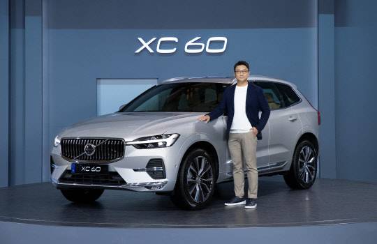 이윤모 볼보자동차코리아 대표와 뉴 XC60. 볼보자동차코리아 제공