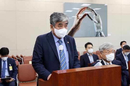 한상혁 방송통신위원장이 14일 국회에서 열린 과학기술정보방송통신위원회 전체회의에서 안건 처리 후 인사말을 하고 있다. 연합뉴스