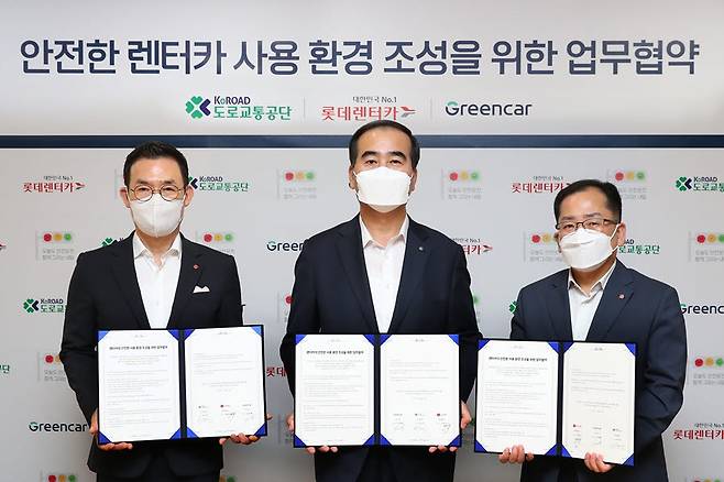 (왼쪽부터) 김현수 롯데렌탈 대표, 이주민 도로교통공단 이사장, 김경봉 그린카 대표는 지난 14일 롯데렌탈 선릉사옥에서 안전한 교통문화 조성을 위한 업무협약을 맺었다.