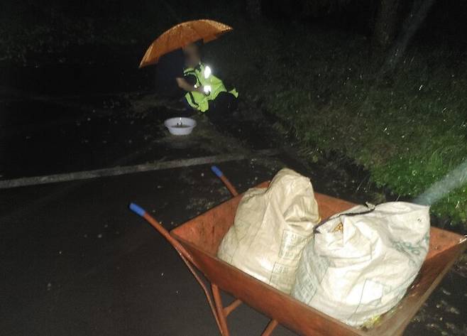 제주동부경찰서 함덕파출소 직원들이 14일 오후 9시30분께 제주시 조천읍 북촌리 골프장 인근 곶자왈에서 정신을 잃고 쓰러진 70대 할머니를 구조했다. 제주경찰청 제공