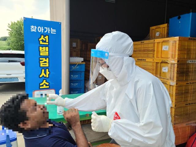 이동선별진료소에서 검사 받는 외국인 근로자. 한국일보 자료사진