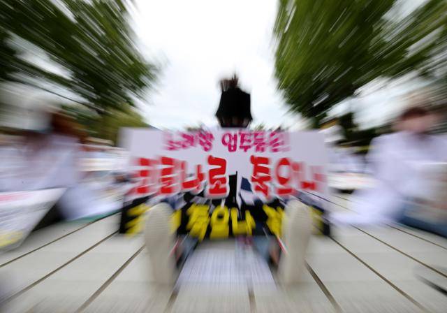 한국노래문화업중앙회 대전시협회 소속 회원들이 14일 대전시청 앞에서 집회를 열고 방역수칙 조정과 손실보상금 지급을 촉구하고 있다. 대전시가 사회적 거리두기 단계를 3단계로 하향 조정함에 따라 노래방은 오후 10시까지 운영하게 된다. 뉴스1