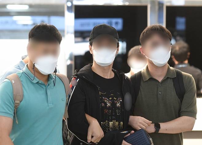 이승용 변호사 살인 피의자(가운데) [사진=뉴시스]