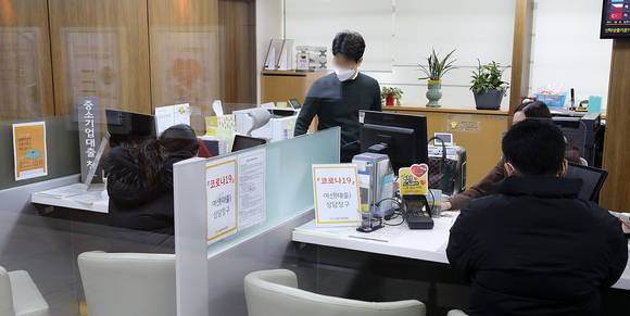 은행 대출 창구의 모습. [사진=뉴시스]