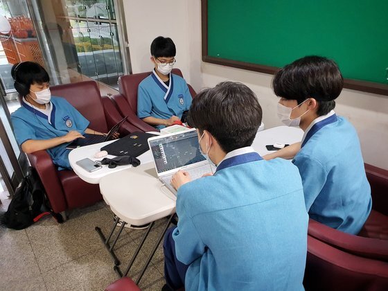 수업을 마친 후 자유시간을 보내는 민사고 학생들. 음악 편집, 코딩 등 다양한 활동을 하고 있다. 남궁민 기자