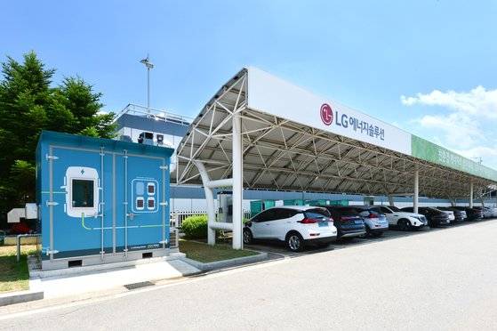 LG에너지솔루션이 전기차에 쓰였던 사용 후 배터리를 ESS시스템으로 만들어 전기차 충전소로 활용하는 모습. [사진 LG에너지솔루션]