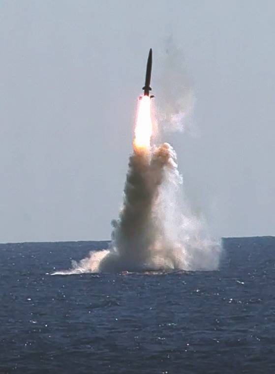 한국이 독자 개발한 잠수함발사탄도미사일(SLBM)이 15일 도산안창호함(3000t급)에서 발사되고 있다.   이날 발사시험은 국방과학연구소(ADD) 종합시험장에서 문재인 대통령을 비롯해 정부와 군의 주요 인사들이 참석한 가운데 이뤄졌다.   SLBM은 잠수함에서 은밀하게 운용할 수 있으므로 전략적 가치가 높은 전력으로 평가된다. 현재 미국, 러시아, 중국, 영국, 프랑스, 인도 등 6개국만 운용하고 있는 무기체계로, 한국이 세계 7번째 SLBM 운용국이 됐다. [연합뉴스]