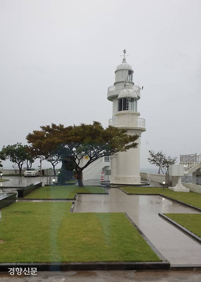 13일 제주시 제주항 인근 사라봉 중턱에 위치한 산지등대가 무인화되면서 유휴시설인 관사와 사무실, 정원 등이 새롭게 정비됐다. 박미라 기자
