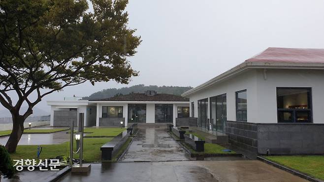 13일 제주시 제주항 인근 사라봉 중턱에 위치한 산지등대가 무인화되면서 유휴시설인 관사와 사무실, 정원 등이 새롭게 정비됐다. 오른쪽 건물은 차를 판매하는 카페와 독립서점으로, 맞은 편 건물은 차를 마시면서 전시를 관람하는 공간으로 꾸며졌다. 박미라 기자