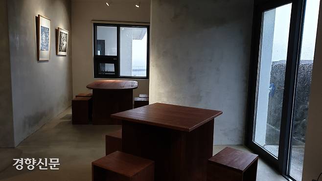 산지등대 무인화로 사용하지 않게 된 관사 등을 개조한 복합문화공간 카페물결이 지난달 문 열었다. 개조한 두 동의 건물 중 한 동은 차를 마시며 전시작품을 관람하는 전시공간으로 꾸며졌다. 박미라 기자