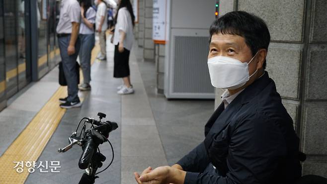 우창윤 전 서울시의회 의원이 지난달 13일 3호선 경복궁역에서 지하철을 기다리고 있다. | 이수민 기자 watermin@kyunghyang.com