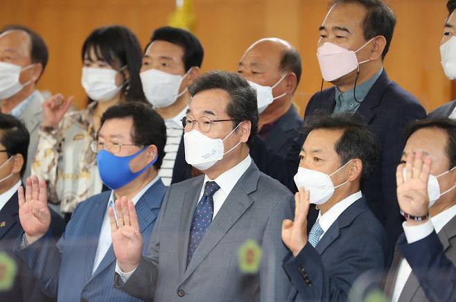 전북에서 현장 회의 더불어민주당 대선 주자인 이낙연 전 대표(앞줄 가운데)가 15일 전북도의회에서 대선 캠프 현장 회의를 한 뒤 경선 후보자 기호 ‘4번’을 상징하는 손 모양을 하고 참석자들과 기념촬영을 하고 있다. 연합뉴스