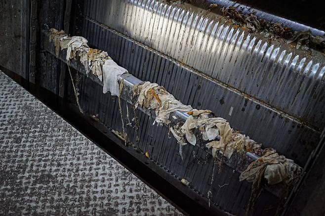 A filtering machine spits out residue inside organic wastewater. (Ahn Jeong-yeon/The Korea Herald)