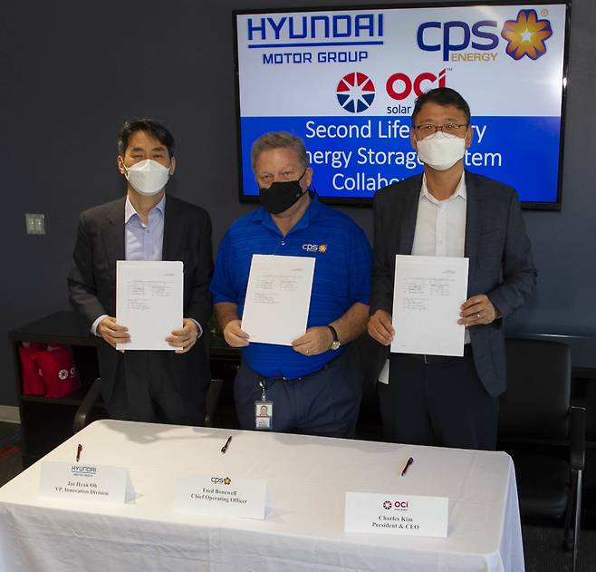 From left: Hyundai Motor Group Vice President Oh Jae-hyuk, CPS Energy Chief Operating Officer Fred Bonewell and OCI Solar Power CEO Charles Kim pose after signing an agreement to establish an ESS facility using spent-up EV batteries at OCI Solar Power headquarters in San Antonio, Texas, on Tuesday. (Hyundai Motor Group)