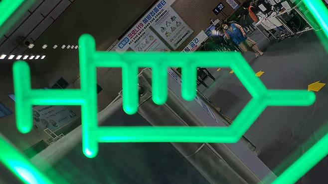 This photo of a COVID-19 vaccination clinic in Dongjak, a southern Seoul district, was taken Tuesday. (Yonhap)