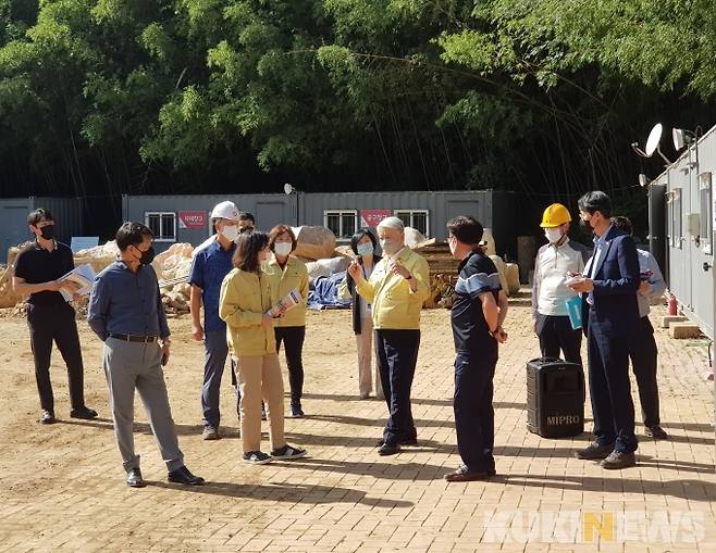 15일 김양호 강원 삼척시장이 관내 주요현안사업장을 방문하고 있다.(사진=삼척시청 제공)