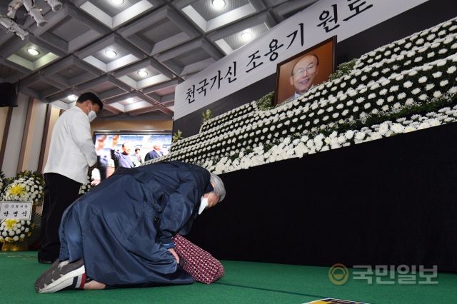 한 성도가 15일 고 조용기 원로목사의 빈소가 차려진 서울 여의도순복음교회에서 무릎을 꿇고 기도하고 있다. 최현규 기자
