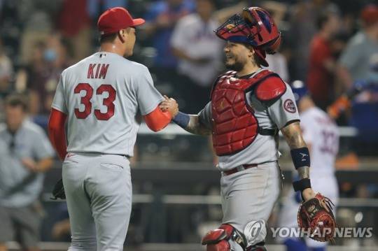 팀 승리 지킨 뒤 포수 야디에르 몰리나와 손 맞잡는 김광현
[USA 투데이=연합뉴스]