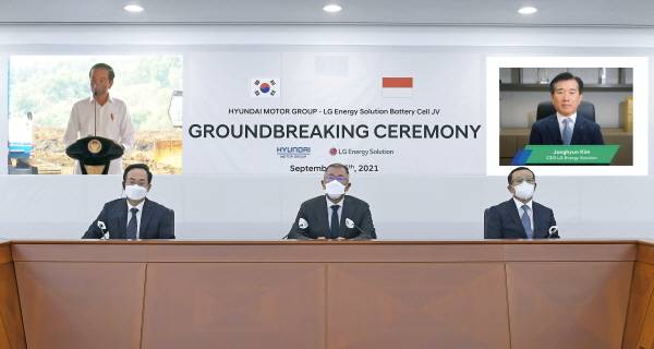 인도네시아에서 진행된 배터리셀 합작공장 기공식 행사 중 인도네시아 조코 위도도 대통령(왼쪽 상단 화면)이 축하 인사말을 하고 있다. 현대차그룹 정의선 회장(앞줄 가운데), 현대차그룹 김걸 사장(앞줄 왼쪽), 현대모비스 조성환 사장(앞줄 오른쪽)이 현대차그룹 양재동 사옥 회의실에서 온라인 화상 연결을 통해 참석했다. LG에너지솔루션 김종현 사장(오른쪽 상단 화면)도 화상 연결을 통해 참석했다 [사진제공=현대차]