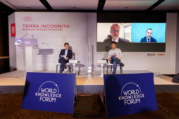 15일 `2030년 아시아 소비자` 세션에서 올리버 톤비 맥킨지 싱가포르 사무소 시니어 파트너(화면 왼쪽), 최원식 맥킨지 한국 시니어 파트너(단상 왼쪽), 김종윤 야놀자 최고경영자(단상 오른쪽)가 망누스 에크봄 라자다그룹 최고전략책임자(CSO)의 이야기를 듣고 있다. [박형기 기자]