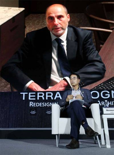 `마켓 업데이트 2022: 골드만삭스의 투자 전략` 세션 좌장을 맡은 최희남 금융협력대사(앞쪽)가 피터 오펜하이머 골드만삭스 최고 글로벌 에퀴티 전략가와 대담하고 있다. 오펜하이머는 이날 "유럽 주식은 20% 이상 할인된 형태로 거래되고 있다"고 소개했다.  [한주형 기자]