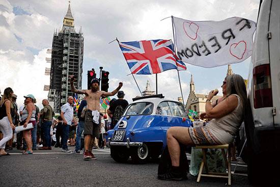 지난 7월 이후 영국, 이스라엘, 덴마크 등 방역 조치를 완화하는 정책을 도입한 국가들이 하나둘 늘어나고 있다. <AFP>