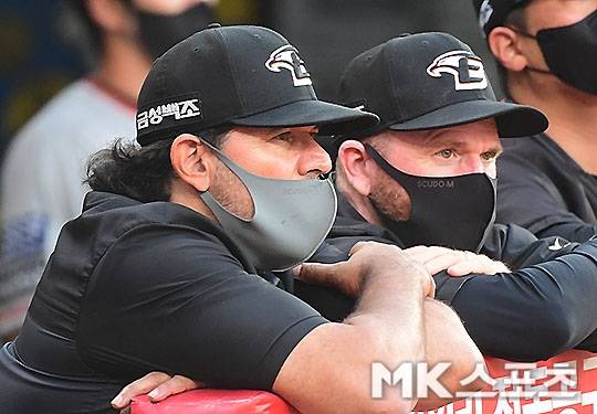 카를로스 수베로(왼쪽) 한화 이글스 감독이 15일 인천 SSG랜더스필드에서 열린 SSG 랜더스와의 경기를 지켜보고 있다. 사진(인천)=김영구 기자