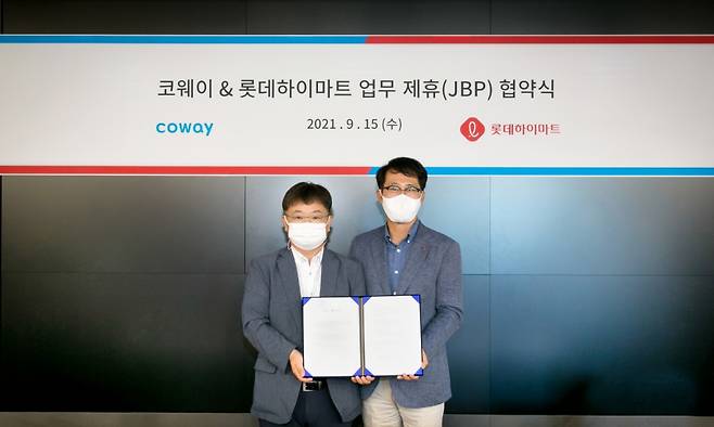 사진 왼쪽부터 이지훈 코웨이 2사업본부장과 맹중오 롯데하이마트 상품본부장이 15일 서울 구로구 지타워에서 진행된 협약식에 참석했다./사진제공=코웨이