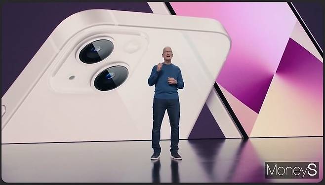 팀 쿡 애플 CEO가 아이폰13 시리즈를 소개하는 모습. /사진=캡처