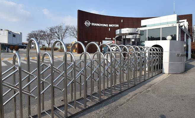 쌍용차 인수전에 참여했던 케이팝모터스가 본 입찰 마감일인 15일 인수 의사를 철회했다. 사진은 쌍용차 평택공장. /사진=뉴시스