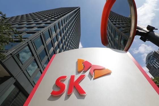 SK가 2025년까지 ▲반도체 소재 ▲전력·화합물 반도체 ▲배터리 소재에 5조1000억원을 투자해 글로벌 톱 소재기업으로 성장한다는 청사진을 제시했다. SK 서린사옥 전경. /사진=뉴스1